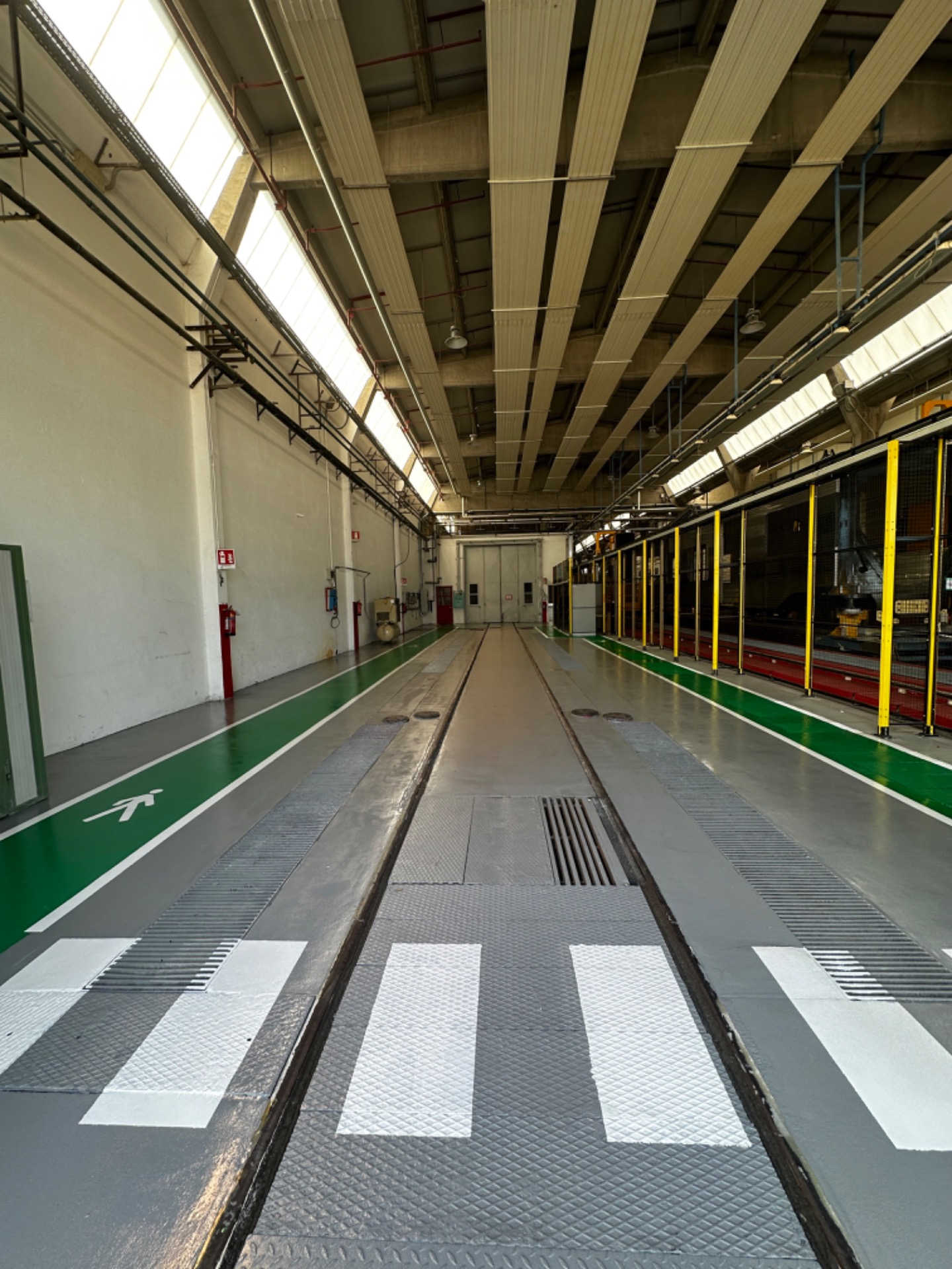 Multistrat epoxidic cu marcaje albe .